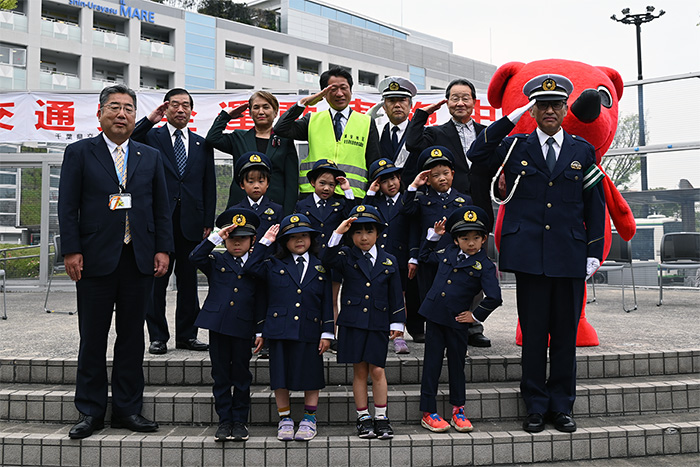 一日警察官を務めた園児たちと畑浦安警察署長、内田市長、来賓の皆さんの記念撮影
