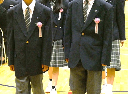 少し大きい制服に身を包む新入生