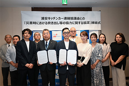 写真,浦安キッチンカー連絡協議会の皆さんと市長との記念撮影