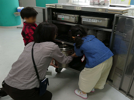給食の準備