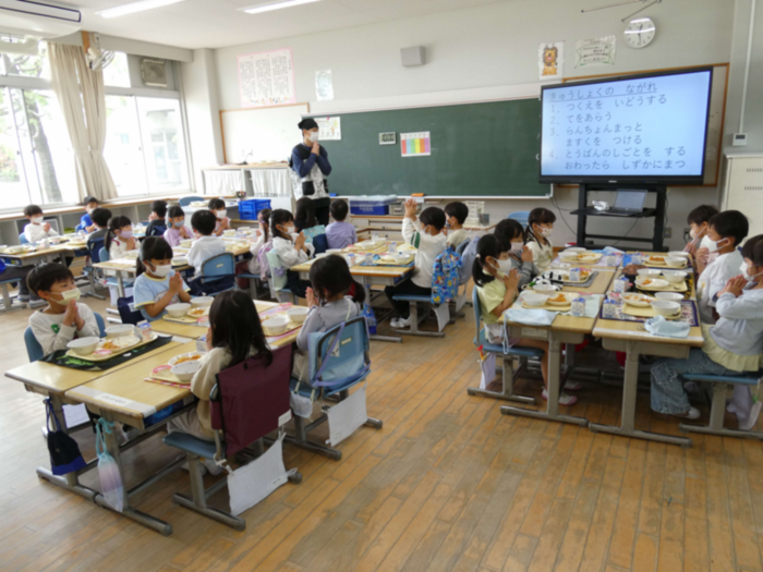 給食を食べる児童