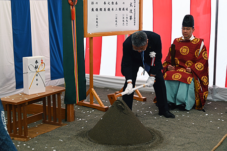 内田市長が鍬入れを行う様子