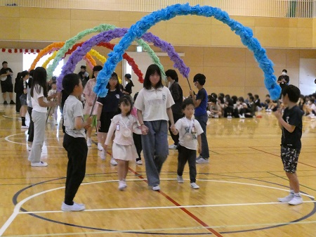 6年生と手をつないで入場する1年生
