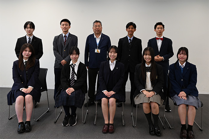 高校生たちと市長の記念撮影