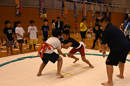 写真：力強い立ち合い