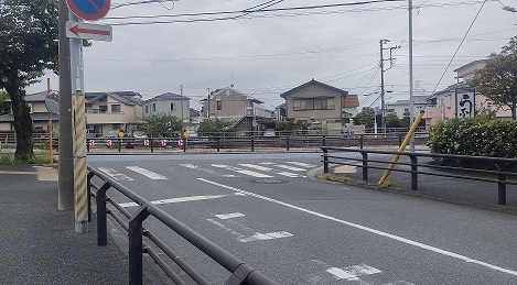 境川沿い、うなぎ屋前屋前の交差点
