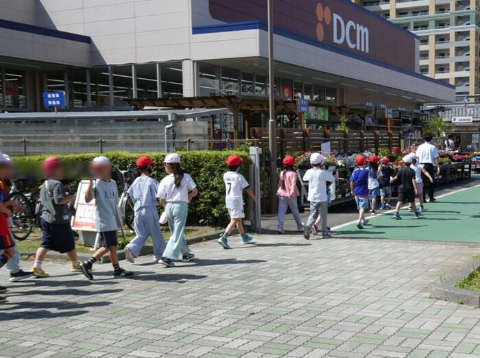 花のアーチをくぐる1年生と6年生