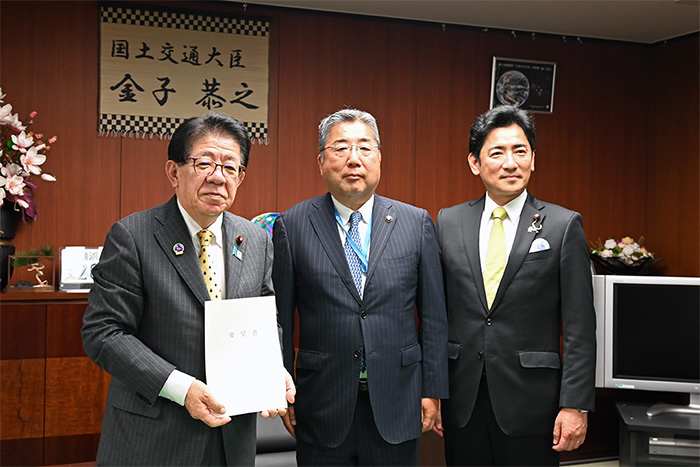 金子国道交通大臣と内田市長、うすい参議院議員の記念撮影