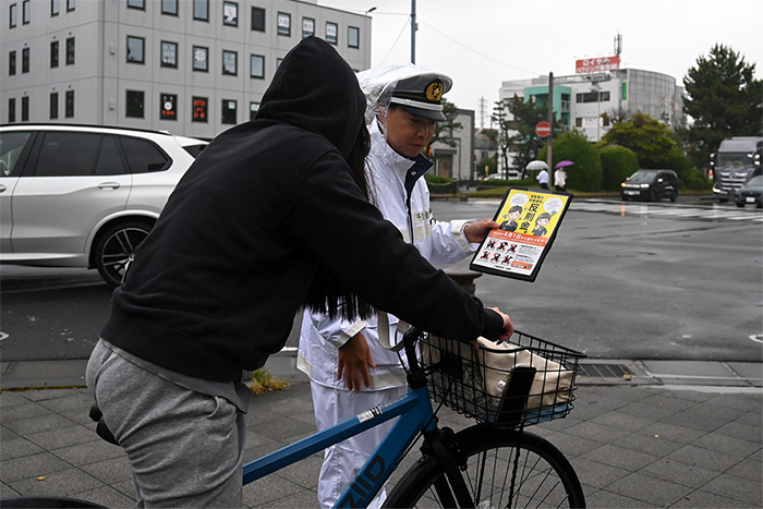 自転車を運転している人に声かけをしている様子