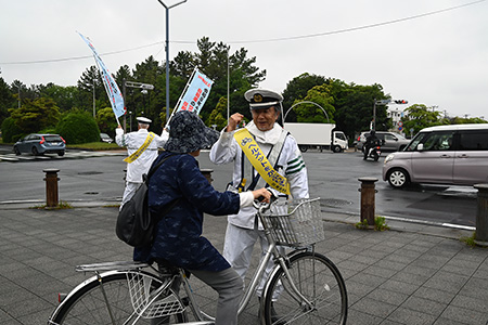 自転車を運転している人に声かけをしている様子