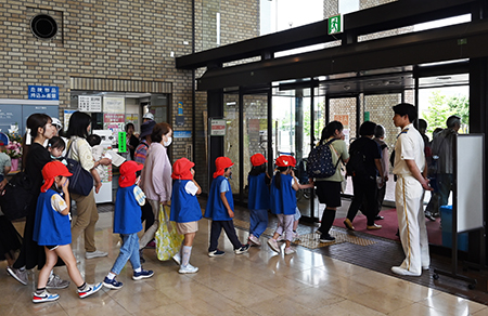 写真：外に避難する様子