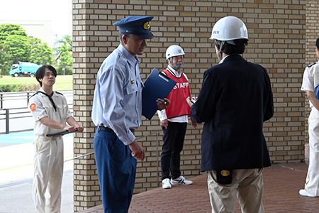 写真:参加者全員の避難完了を伝える様子
