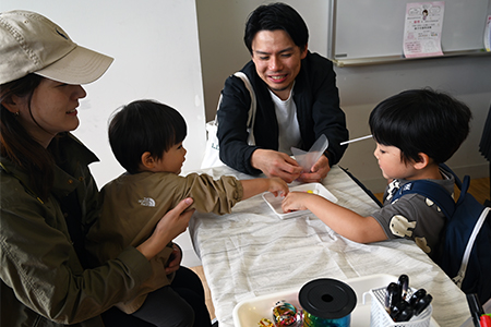 写真：ワークショップを楽しむ家族