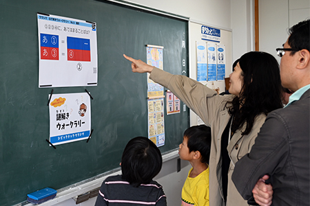 写真：難問に挑戦する家族