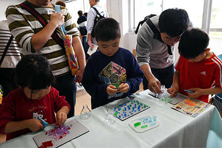 写真：ワークショップを楽しむ子ども
