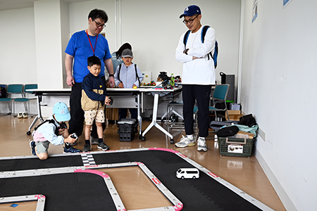 写真：ミニッツレーサーに挑戦する子ども