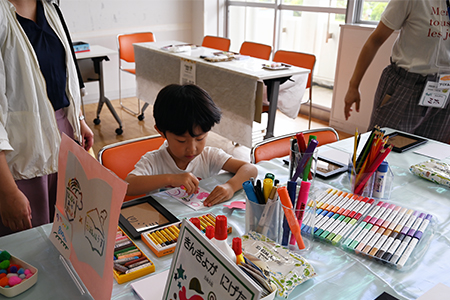 写真：集中して作業をする子ども