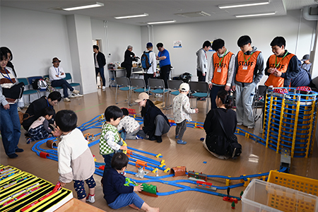 写真：鉄道のおもちゃで遊ぶ子ども