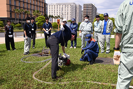 写真：電動ポンプを起動する様子