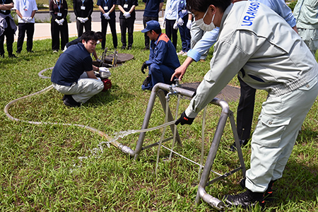 写真：耐震性貯水槽からの給水訓練