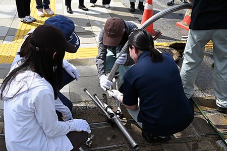 写真：仮設給水栓を組み立てる様子