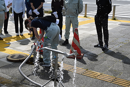 写真：仮設給水栓での応急給水訓練の様子