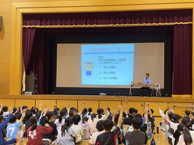 クイズに答えるこどもたち