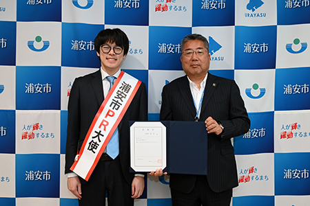 写真：三枚堂さんと市長