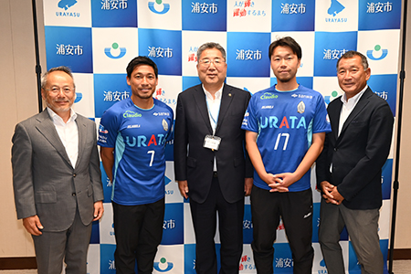 写真：ブリオベッカ浦安・市川の皆さんと市長の記念撮影