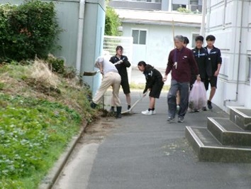写真：掃除する生徒たち