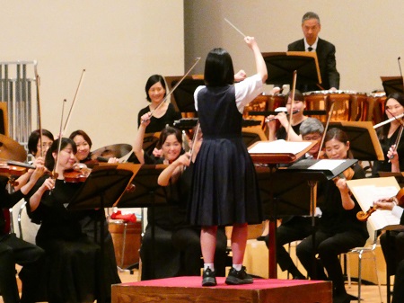写真:中学生の部の指揮者体験