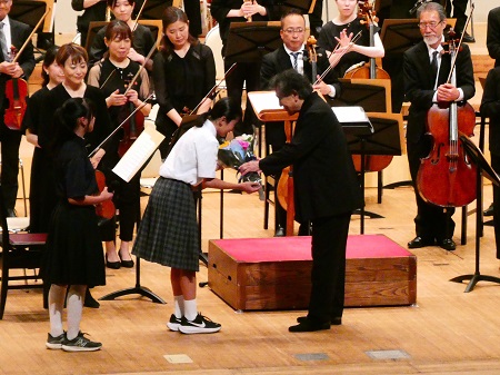 御礼の花束の贈呈