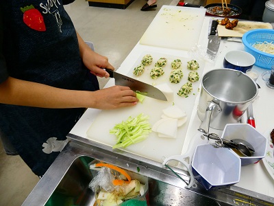 温めたかぼちゃを細かく潰す児童生徒