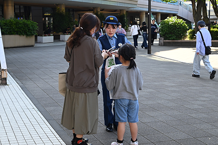 写真：啓発物品の配布（警察官）