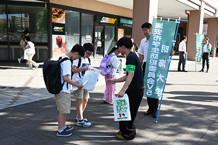 写真：啓発物品の配布（明海大学の学生）