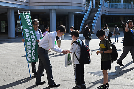 写真：啓発物品の配布（東京学館浦安高校の生徒）