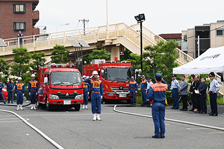 写真：操法終了の報告の様子