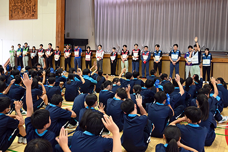 写真：生徒が手を挙げる様子