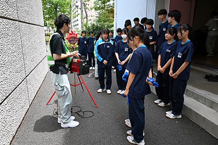 写真：発電機の使い方の説明をする様子