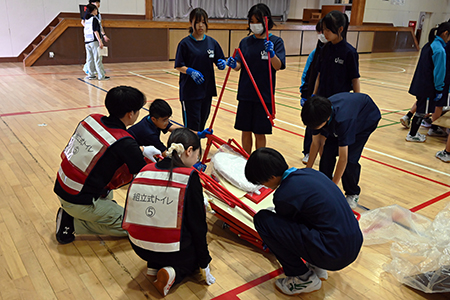 写真：災害用トイレ組み立て