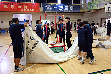 写真：被災用トイレの組み立ての様子