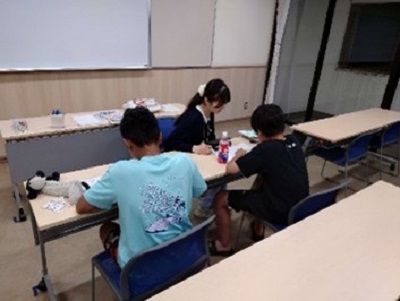 個々に勉強を教えている様子