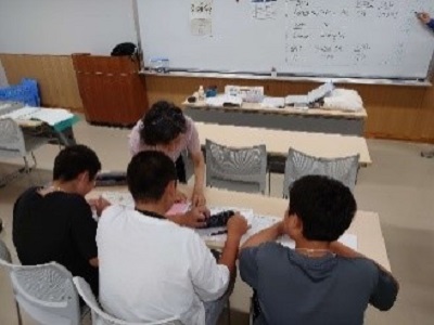 こどもたち同士で考えている様子