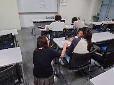 個々に指導している様子