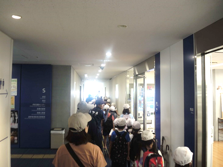 庁内を見学しています