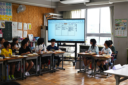 写真：質問する児童