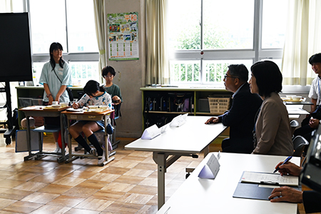 写真：発表する児童