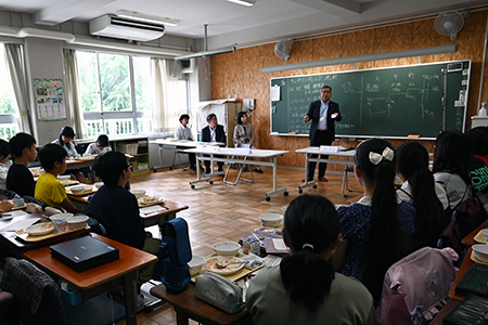 写真：授業をする市長