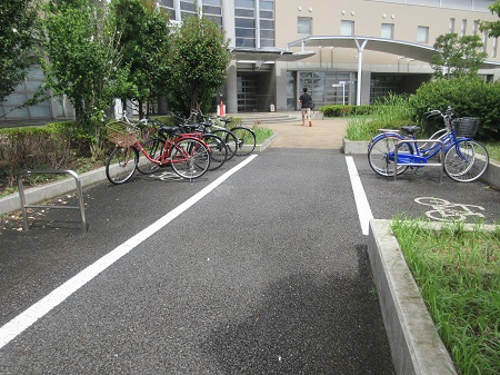 「自転車は並べて置いてください。」
