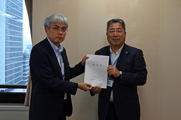 内田市長が厚生労働省老健局長へ要望書を提出している写真